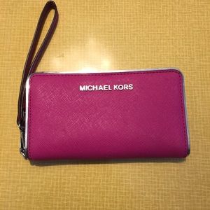 Michael Kors Wristlet 💅🏻